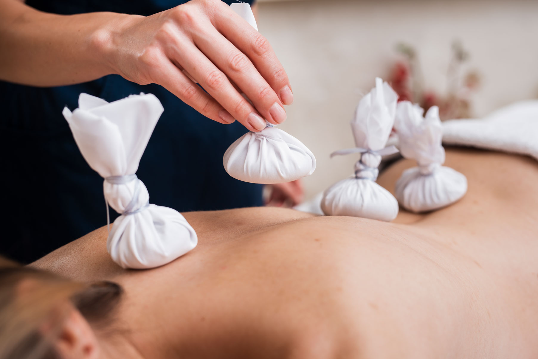 Kräuterstempel Massage